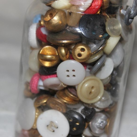 VINTAGE PINT SIZE CANNING JAR FULL OF OLD BUTTONS ALL KINDS - Picture 4 of 8